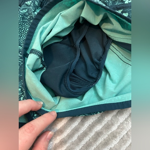 Lululemon Tracker Short IV (4”) in Pretty Lace Bali Breeze - Size 4 - Picture 2 of 6